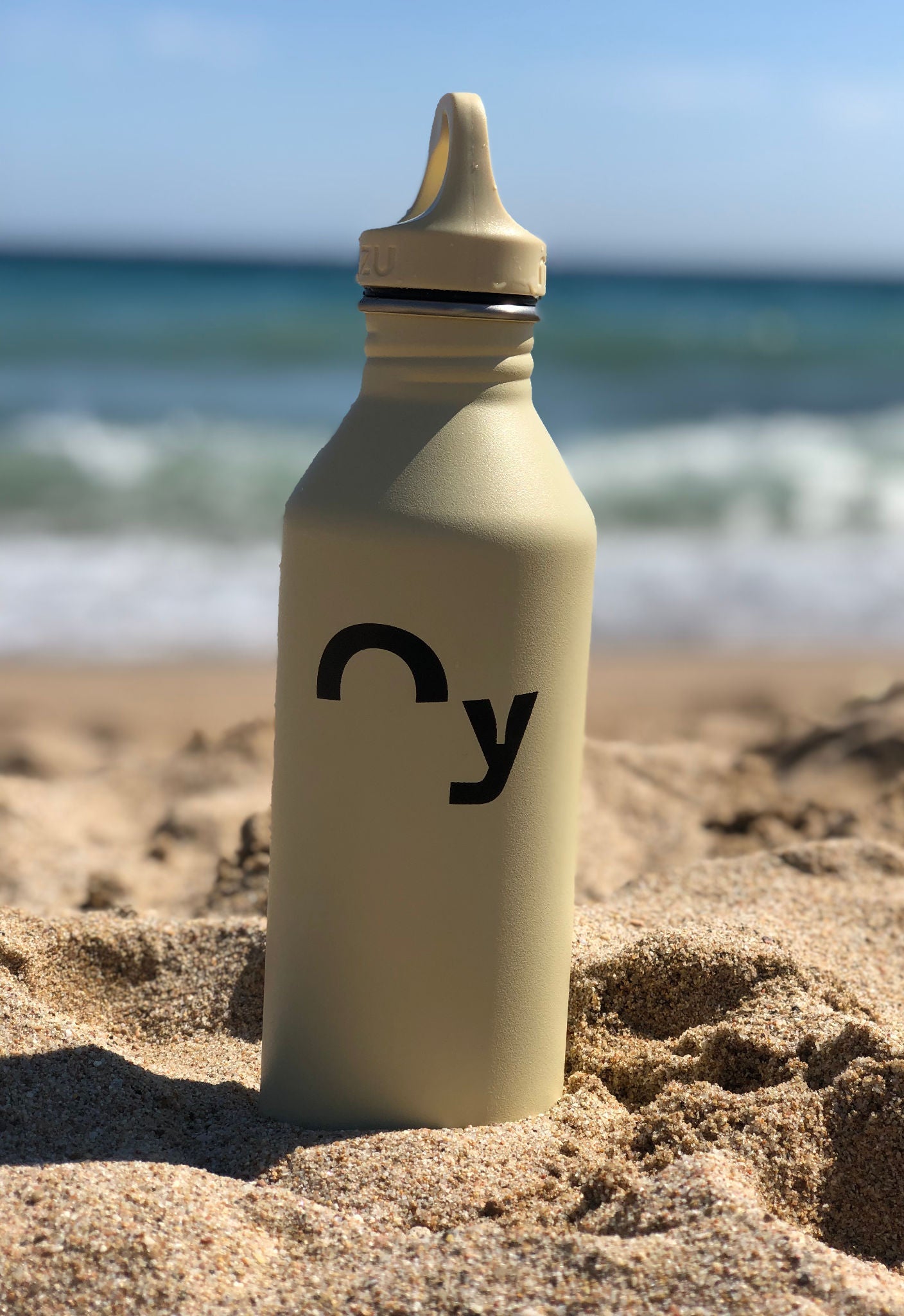 Oy × Mizu, 750ml Edelstahl Trinkflasche in Beige 
