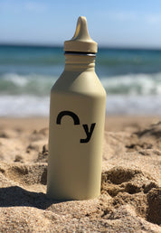 Oy × Mizu, 750ml Edelstahl Trinkflasche in Beige 