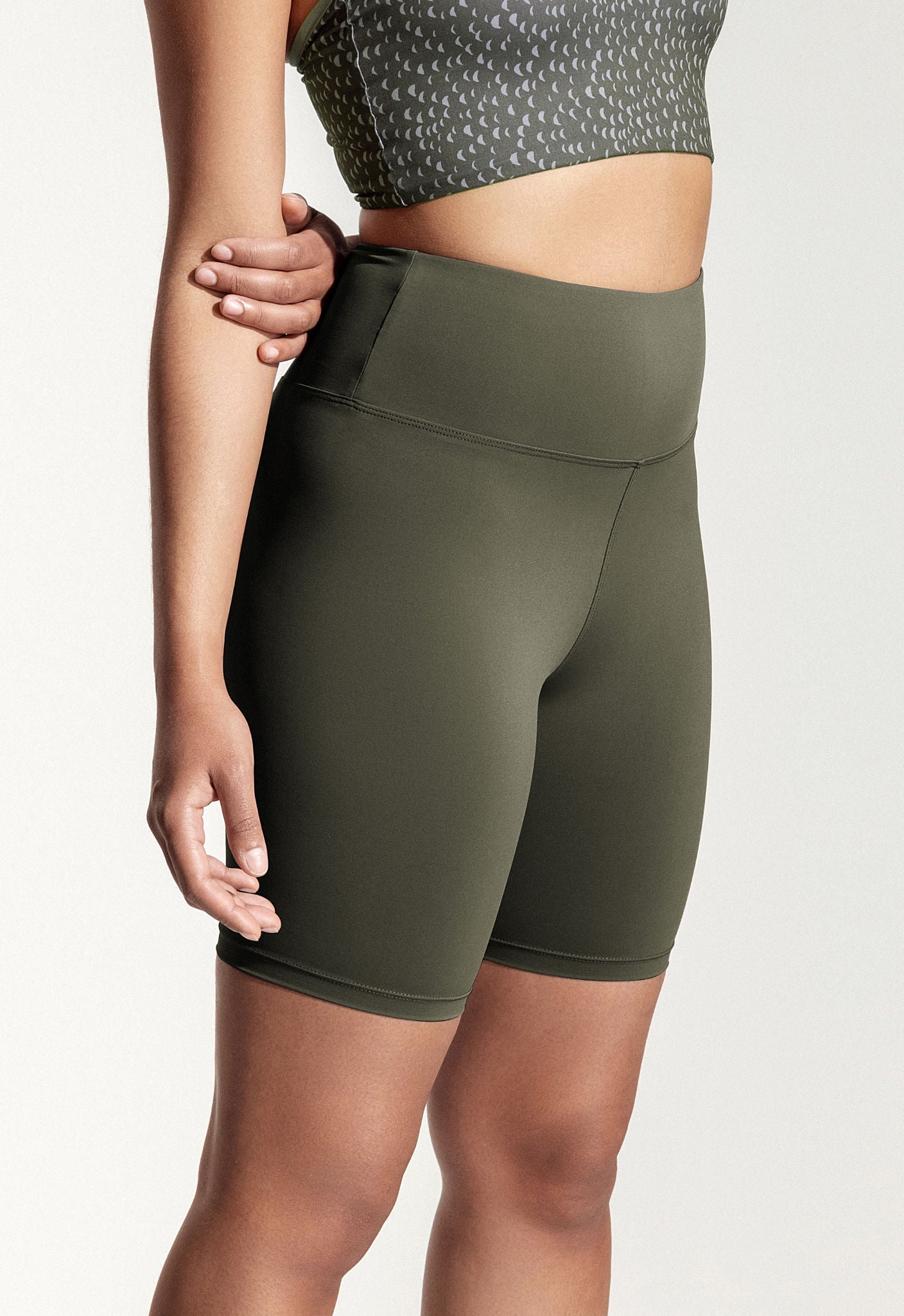 Kurze Yoga Leggings „Galena+“ in Piniengrün 2