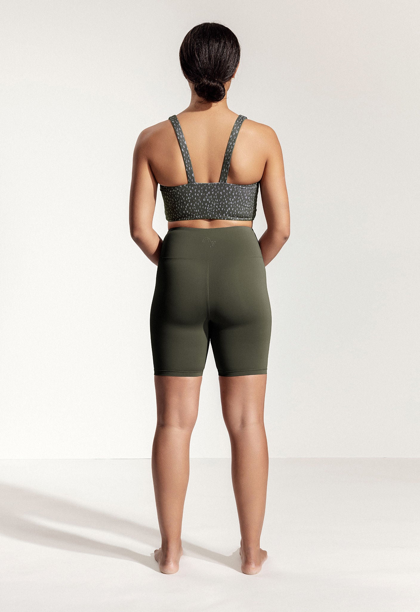Kurze Yoga Leggings „Galena+“ in Piniengrün 3